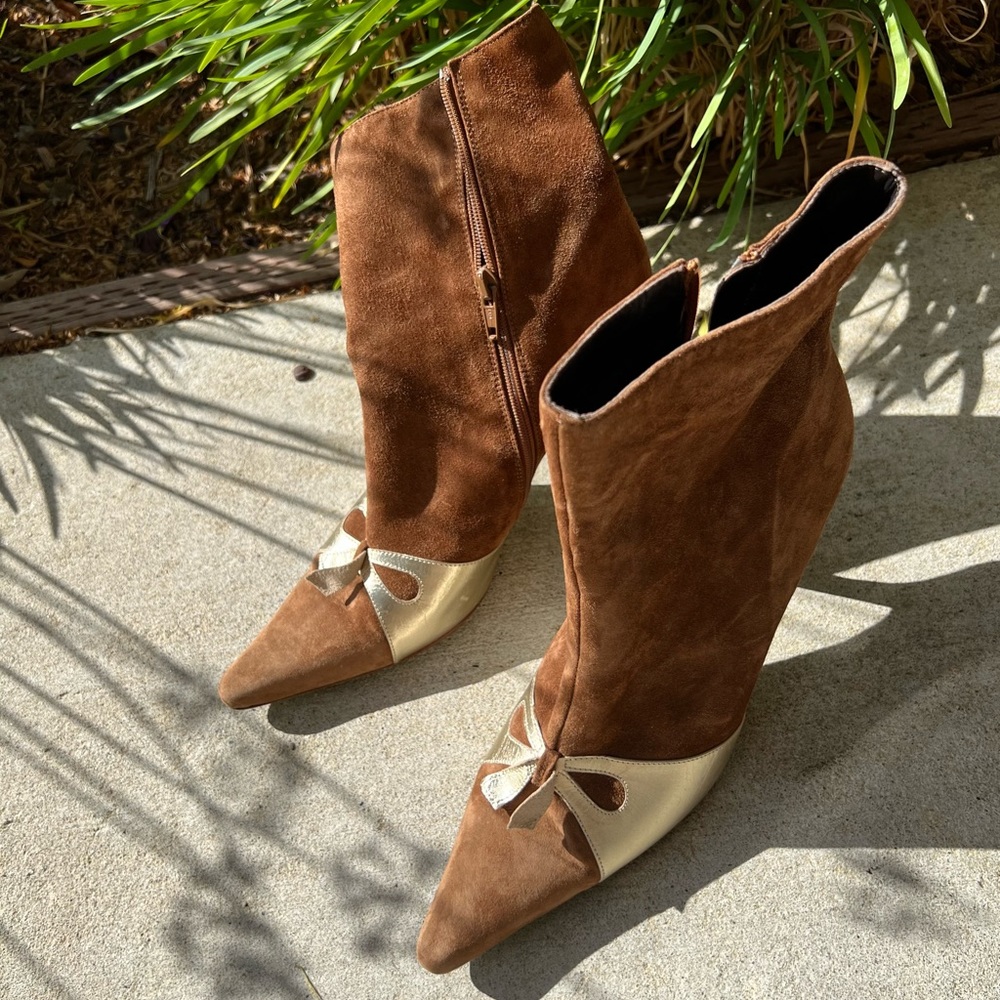 Booties color cinnamon in suede and gold leather knot detail.